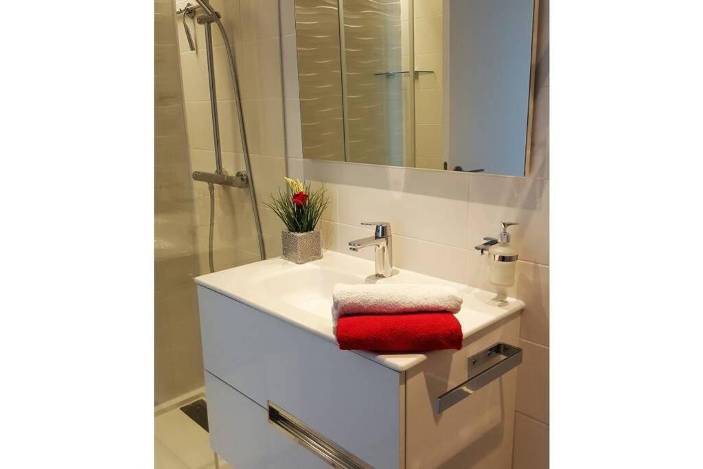 Modern Apartment With Stunning Sea View Кала Милор Екстериор снимка